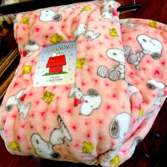 New Snoopy Peanuts Throw.  By Berkshire Blanket & Home Co.  Size 60” x 70”. - Picture 8 of 8